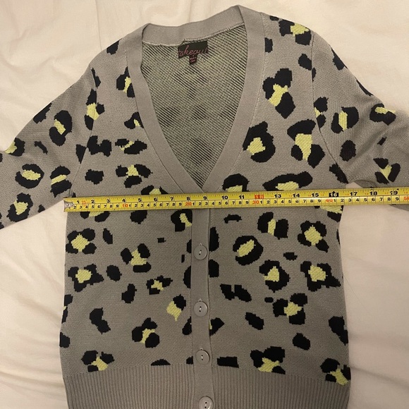 ✨SOLD✨Takeout Cheetah/Leopard Print Cardigan - Picture 5 of 5